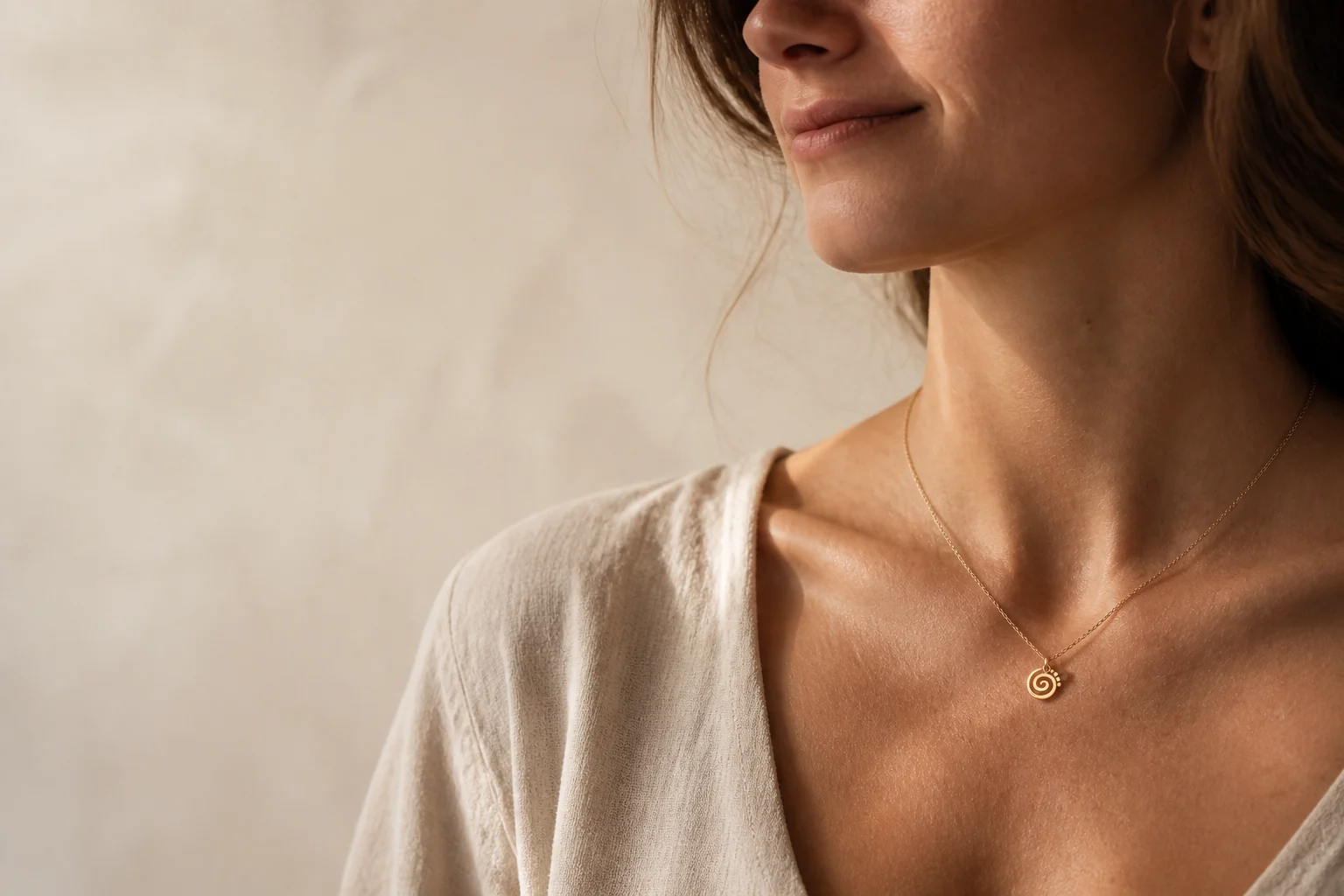 Donna che indossa una collana simbolica ICNO